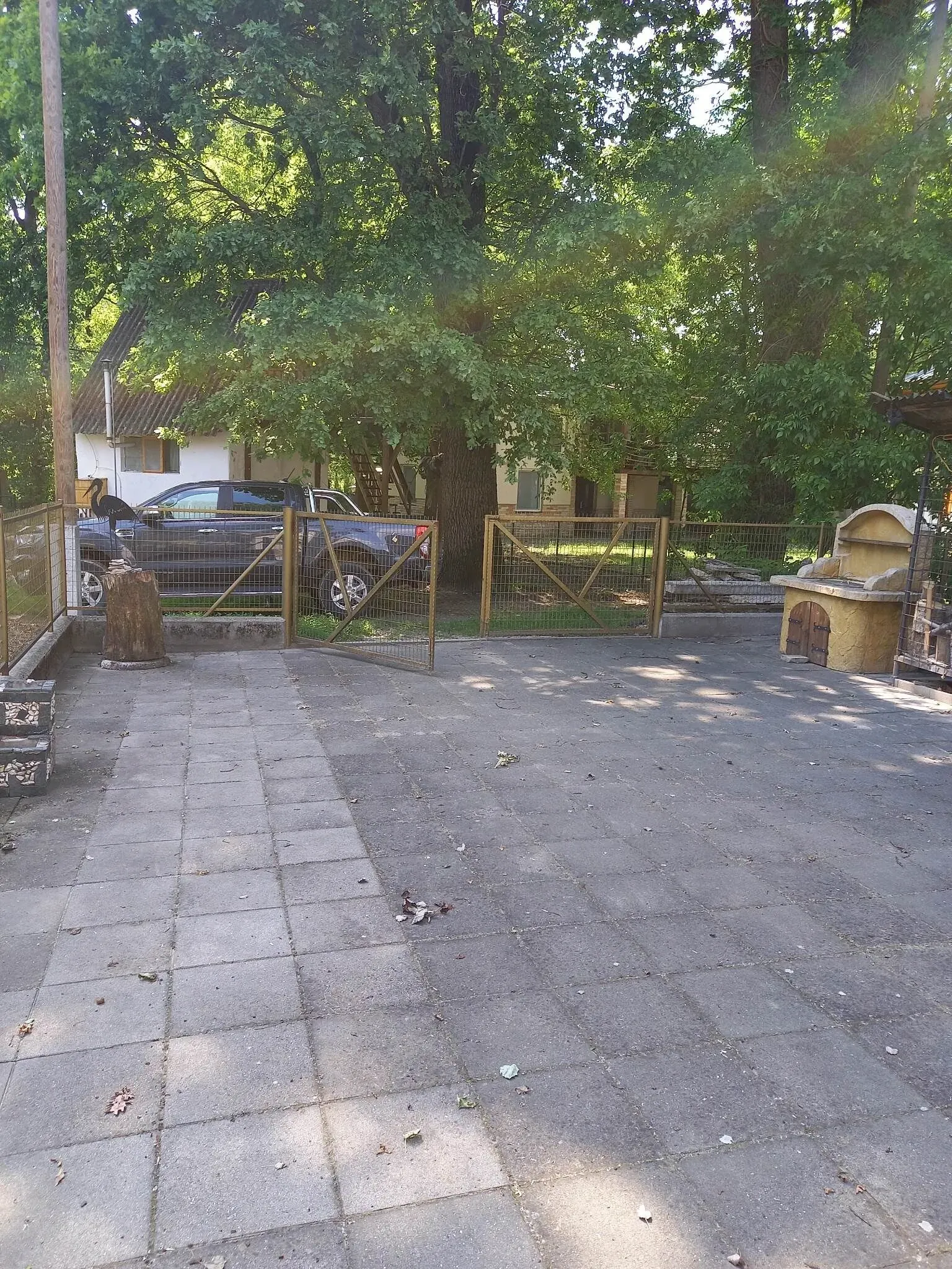 Árnyas, zárt udvar kerti bútorokkal